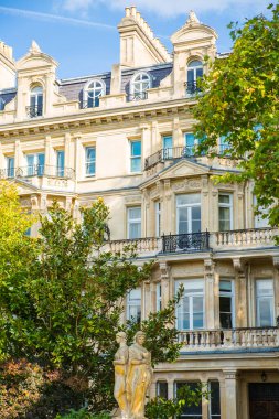 Londra, İngiltere - 29 Eylül 2025: Regent Park 'taki dış çevre caddesi ve 19. yüzyılın başlarındaki güzel kasaba evleri