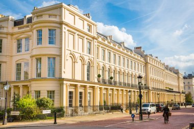 Londra, İngiltere - 29 Eylül 2025: Regent Park 'taki dış çevre caddesi ve 19. yüzyılın başlarındaki güzel kasaba evleri