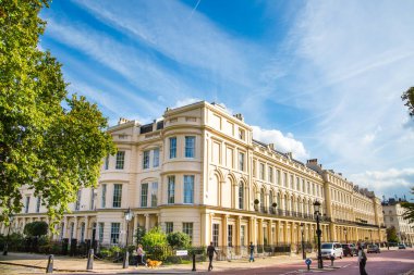 Londra, İngiltere - 29 Eylül 2025: Regent Park 'taki dış çevre caddesi ve 19. yüzyılın başlarındaki güzel kasaba evleri