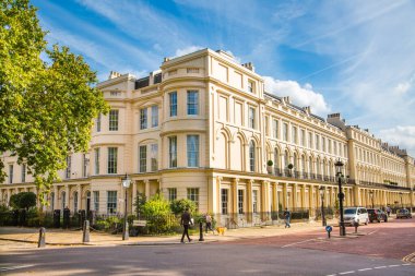 Londra, İngiltere - 29 Eylül 2025: Regent Park 'taki dış çevre caddesi ve 19. yüzyılın başlarındaki güzel kasaba evleri