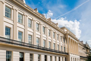 Londra, İngiltere - 29 Eylül 2025: Regent Park 'taki dış çevre caddesi ve 19. yüzyılın başlarındaki güzel kasaba evleri