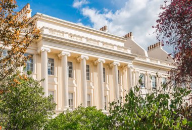 Londra, İngiltere - 29 Eylül 2025: Regent Park 'taki dış çevre caddesi ve 19. yüzyılın başlarındaki güzel kasaba evleri