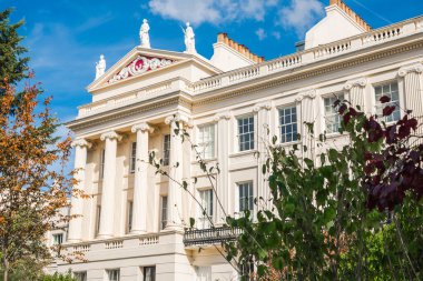 Londra, İngiltere - 29 Eylül 2025: Regent Park 'taki dış çevre caddesi ve 19. yüzyılın başlarındaki güzel kasaba evleri