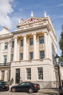 Londra, İngiltere - 29 Eylül 2025: Regent Park 'taki dış çevre caddesi ve 19. yüzyılın başlarındaki güzel kasaba evleri