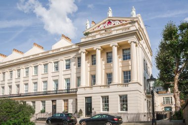 Londra, İngiltere - 29 Eylül 2025: Regent Park 'taki dış çevre caddesi ve 19. yüzyılın başlarındaki güzel kasaba evleri