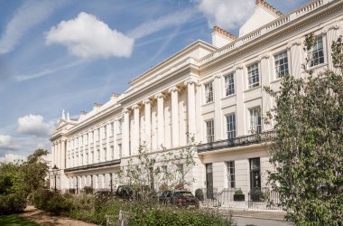 Londra, İngiltere - 29 Eylül 2025: Regent Park 'taki dış çevre caddesi ve 19. yüzyılın başlarındaki güzel kasaba evleri