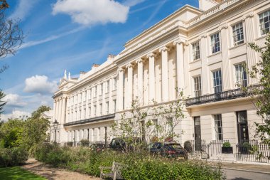 Londra, İngiltere - 29 Eylül 2025: Regent Park 'taki dış çevre caddesi ve 19. yüzyılın başlarındaki güzel kasaba evleri