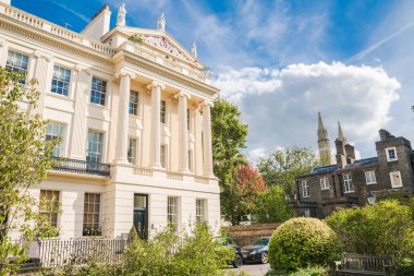 Londra, İngiltere - 29 Eylül 2025: Regent Park 'taki dış çevre caddesi ve 19. yüzyılın başlarındaki güzel kasaba evleri