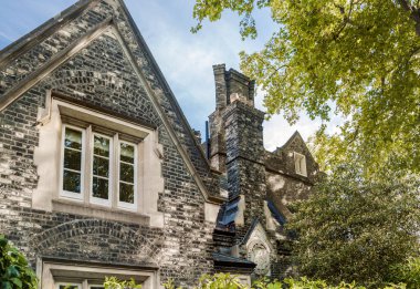 Londra, İngiltere - 29 Eylül 2025: Regent Park 'taki Outer Circle caddesinde eski bir taş ev