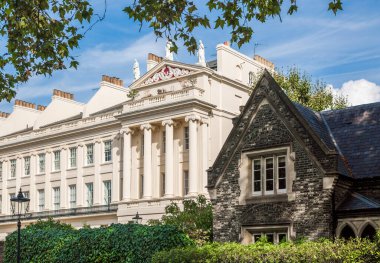 Londra, İngiltere - 29 Eylül 2025: Regent Park 'taki Outer Circle caddesinde eski bir taş ev