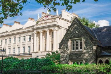 Londra, İngiltere - 29 Eylül 2025: Regent Park 'taki Outer Circle caddesinde eski bir taş ev