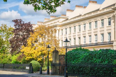 Londra, İngiltere - 29 Eylül 2025: Regent Park 'taki dış çevre caddesi ve 19. yüzyılın başlarındaki güzel kasaba evleri