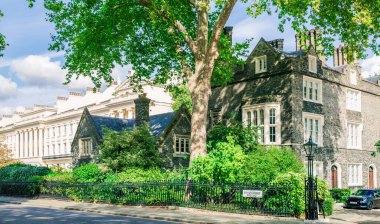 Londra, İngiltere - 29 Eylül 2025: Regent Park 'taki Outer Circle caddesinde eski bir taş ev