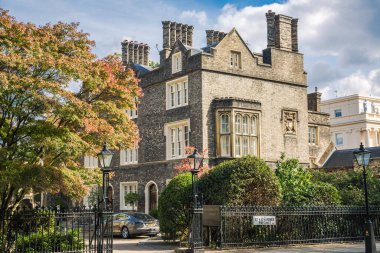 Londra, İngiltere - 29 Eylül 2025: Regent Park 'taki Outer Circle caddesinde eski bir taş ev