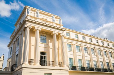 Londra, İngiltere - 29 Eylül 2025: Regent Park 'taki dış çevre caddesi ve 19. yüzyılın başlarındaki güzel kasaba evleri