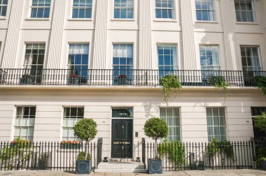 Londra, İngiltere - 29 Eylül 2025: Regent Park 'taki dış çevre caddesi ve 19. yüzyılın başlarındaki güzel kasaba evleri