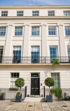 Londra, İngiltere - 29 Eylül 2025: Regent Park 'taki dış çevre caddesi ve 19. yüzyılın başlarındaki güzel kasaba evleri