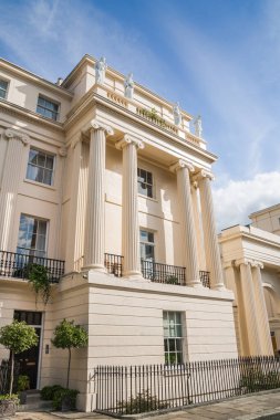 Londra, İngiltere - 29 Eylül 2025: Regent Park 'taki dış çevre caddesi ve 19. yüzyılın başlarındaki güzel kasaba evleri