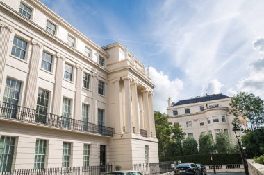 Londra, İngiltere - 29 Eylül 2025: Regent Park 'taki dış çevre caddesi ve 19. yüzyılın başlarındaki güzel kasaba evleri