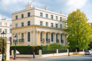 Londra, İngiltere - 29 Eylül 2025: Regent Park 'taki dış çevre caddesi ve 19. yüzyılın başlarındaki güzel kasaba evleri