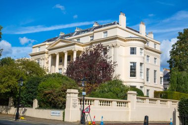 Londra, İngiltere - 29 Eylül 2025: Regent Park 'taki dış çevre caddesi ve 19. yüzyılın başlarındaki güzel kasaba evleri