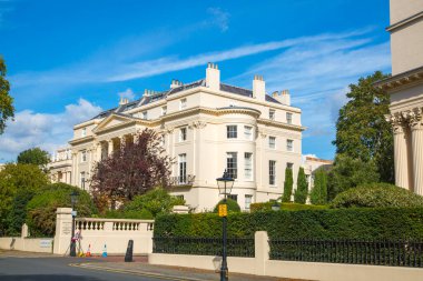 Londra, İngiltere - 29 Eylül 2025: Regent Park 'taki dış çevre caddesi ve 19. yüzyılın başlarındaki güzel kasaba evleri