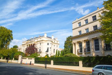 Londra, İngiltere - 29 Eylül 2025: Regent Park 'taki dış çevre caddesi ve 19. yüzyılın başlarındaki güzel kasaba evleri