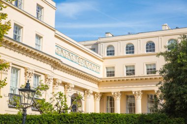 Londra, İngiltere - 29 Eylül 2025: Regent Park 'taki dış çevre caddesi ve 19. yüzyılın başlarındaki güzel kasaba evleri