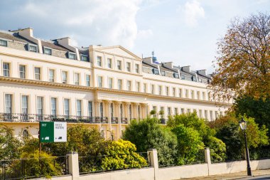 Londra, İngiltere - 29 Eylül 2025: Regent Park 'taki dış çevre caddesi ve 19. yüzyılın başlarındaki güzel kasaba evleri