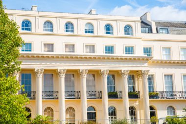 Londra, İngiltere - 29 Eylül 2025: Regent Park 'taki dış çevre caddesi ve 19. yüzyılın başlarındaki güzel kasaba evleri