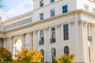 Londra, İngiltere - 29 Eylül 2025: Regent Park 'taki dış çevre caddesi ve 19. yüzyılın başlarındaki güzel kasaba evleri