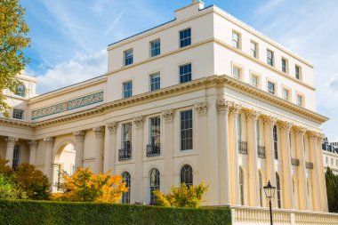 Londra, İngiltere - 29 Eylül 2025: Regent Park 'taki dış çevre caddesi ve 19. yüzyılın başlarındaki güzel kasaba evleri