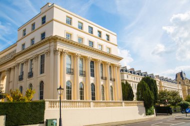 Londra, İngiltere - 29 Eylül 2025: Regent Park 'taki dış çevre caddesi ve 19. yüzyılın başlarındaki güzel kasaba evleri