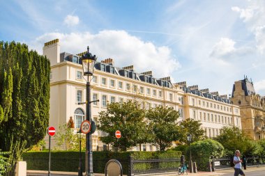 Londra, İngiltere - 29 Eylül 2025: Regent Park 'taki dış çevre caddesi ve 19. yüzyılın başlarındaki güzel kasaba evleri