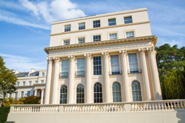 Londra, İngiltere - 29 Eylül 2025: Regent Park 'taki dış çevre sokağı ve 19. yüzyılın başlarındaki güzel kasaba evi