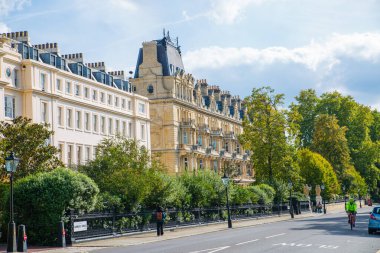 Londra, İngiltere - 29 Eylül 2025: Regent Park 'taki dış çevre sokağı ve 19. yüzyılın başlarındaki güzel kasaba evi