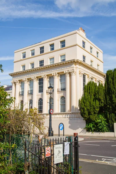 Londra, İngiltere - 29 Eylül 2025: Regent Park 'taki dış çevre caddesi ve 19. yüzyılın başlarındaki güzel kasaba evleri