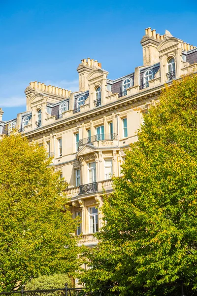 Londra, İngiltere - 29 Eylül 2025: Regent Park 'taki dış çevre caddesi ve 19. yüzyılın başlarındaki güzel kasaba evleri