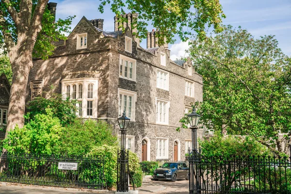 Londra, İngiltere - 29 Eylül 2025: Regent Park 'taki Outer Circle caddesinde eski bir taş ev