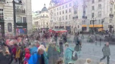 Londra, İngiltere - 24 Ekim 2025: zaman aşımı. Bir sürü insan ve turist Piccadilly Sirki 'nde yürüyor ve manzaranın tadını çıkarıyor. Londra 'nın yoğun hayatı, çift katlı kırmızı otobüsler ve taksiler.