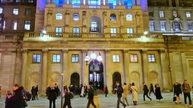 Londra, İngiltere - 3 Aralık 2025: Geceleri İngiltere Bankası 'nın önünden geçenler