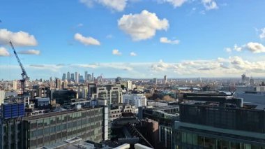 Londra, İngiltere - 3 Aralık 2025: Günbatımında Londra hava görüntüsü. Londra Köprüsü, Thames Nehri, Kule, Kanarya Rıhtımı 'nın ünlü gökdelenleri ve altın gün batımı