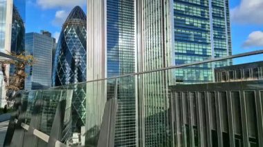 Londra, İngiltere - 3 Aralık 2025: Londra şehrinin modern gökdelenleri, uluslararası finans alanı. Pencerelerde günbatımı yansımaları.