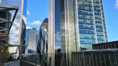 Londra, İngiltere - 3 Aralık 2025: Londra şehrinin modern gökdelenleri, uluslararası finans alanı. Pencerelerde günbatımı yansımaları.