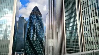 Londra, İngiltere - 3 Aralık 2025: Londra şehrinin modern gökdelenleri, uluslararası finans alanı. Pencerelerde günbatımı yansımaları.