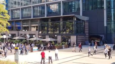 London UK - 7 Ekim 2025: Canary Wharf Meydanı 'nda yürüyen bir sürü insan