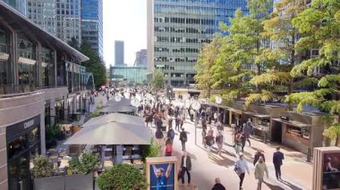 London UK - 7 Ekim 2025: Canary Wharf Meydanı 'nda yürüyen bir sürü insan