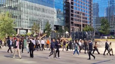 London UK - 7 Ekim 2025: Canary Wharf Meydanı 'nda yürüyen bir sürü insan