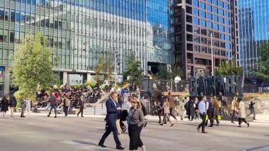 London UK - 7 Ekim 2025: Canary Wharf Meydanı 'nda yürüyen bir sürü insan