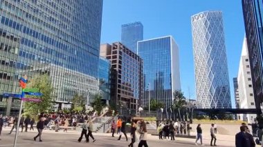 London UK - 7 Ekim 2025: Canary Wharf Meydanı 'nda yürüyen bir sürü insan